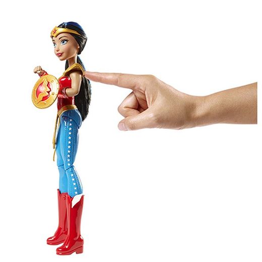 Wonder woman doll in azione
