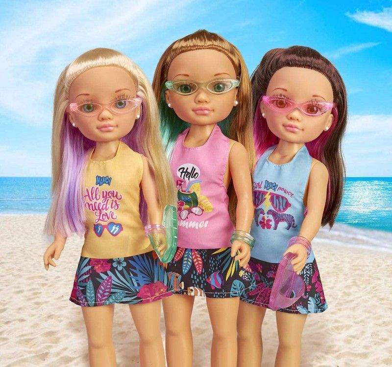 Nancy Occhiali Tropicali: Bambola Mora Con Meches Colorate E Vestito Alla Moda, 42 Cm, Con Occhiali Da Sole E Accessori, Regalo Per Bambini