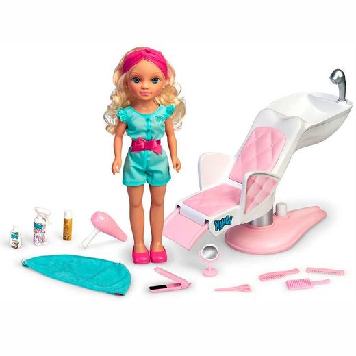 Nancy, Un Día En La Peluquería