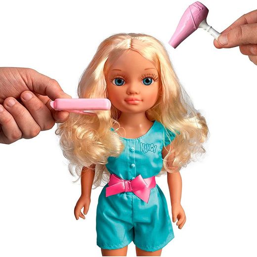 Nancy, Un Día En La Peluquería