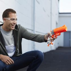 Nerf Fortnite Flare Dart Blaster, carga de dardos abierta, 3 dardos oficiales Nerf Mega Whistle, mango de cebado desplegable