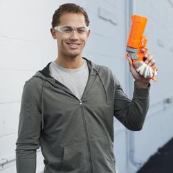 Nerf Fortnite Flare Dart Blaster, carga de dardos abierta, 3 dardos oficiales Nerf Mega Whistle, mango de cebado desplegable